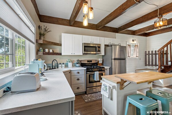 Réfrigérateur, micro-ondes, four, plaque de cuisson