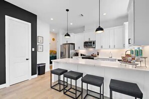 Private kitchen - The Desert in Houston 🏜 | 3BR | Scenic Backyard (Houston)