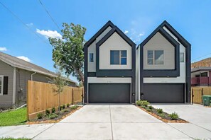 Exterior - The Desert in Houston 🏜 | 3BR | Scenic Backyard (Houston)