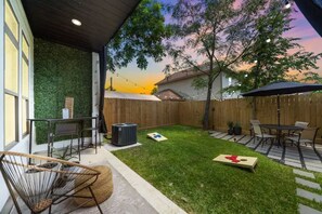 Outdoor dining - The Desert in Houston 🏜 | 3BR | Scenic Backyard (Houston)