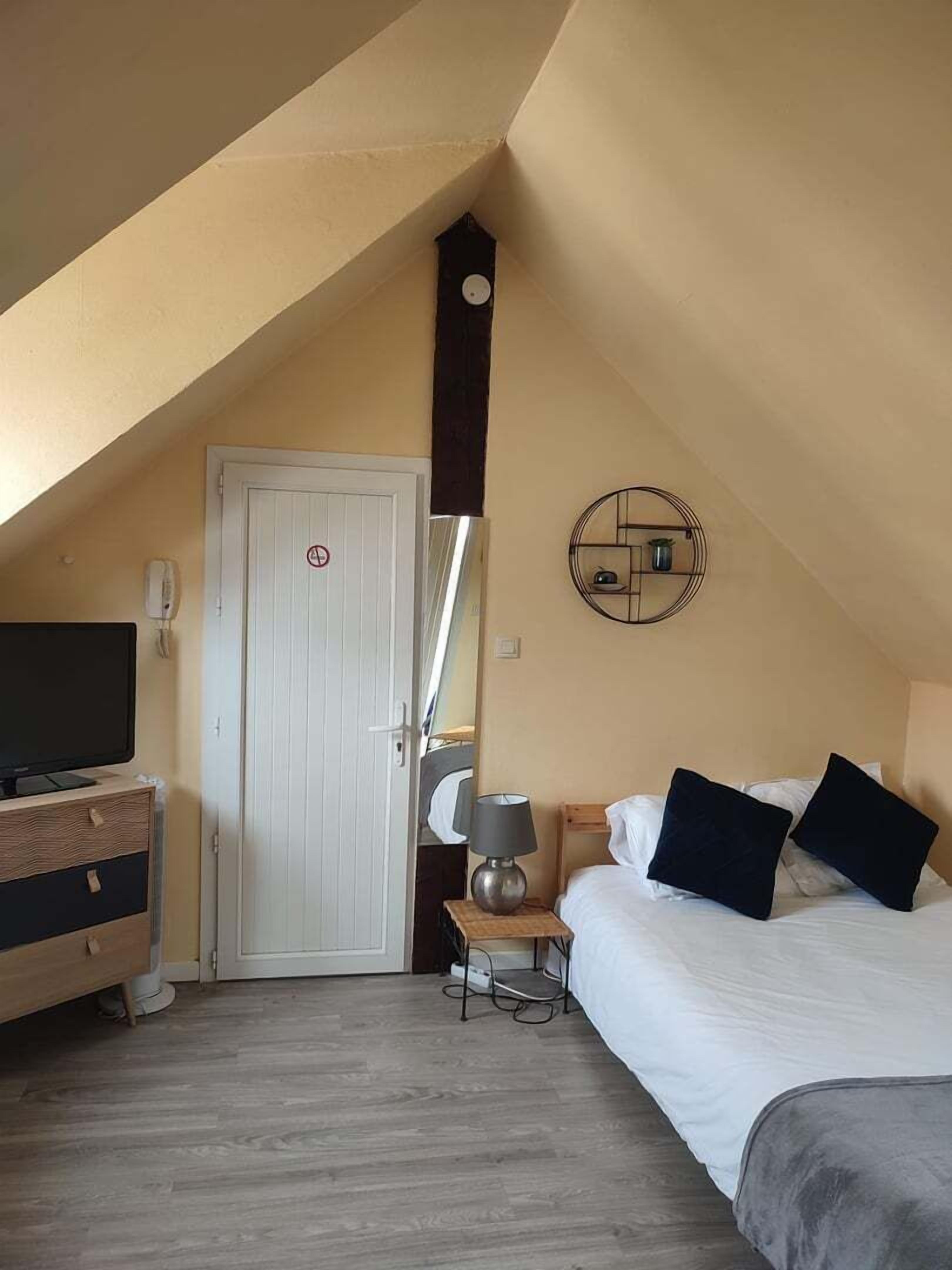 Desk, internet, bed sheets