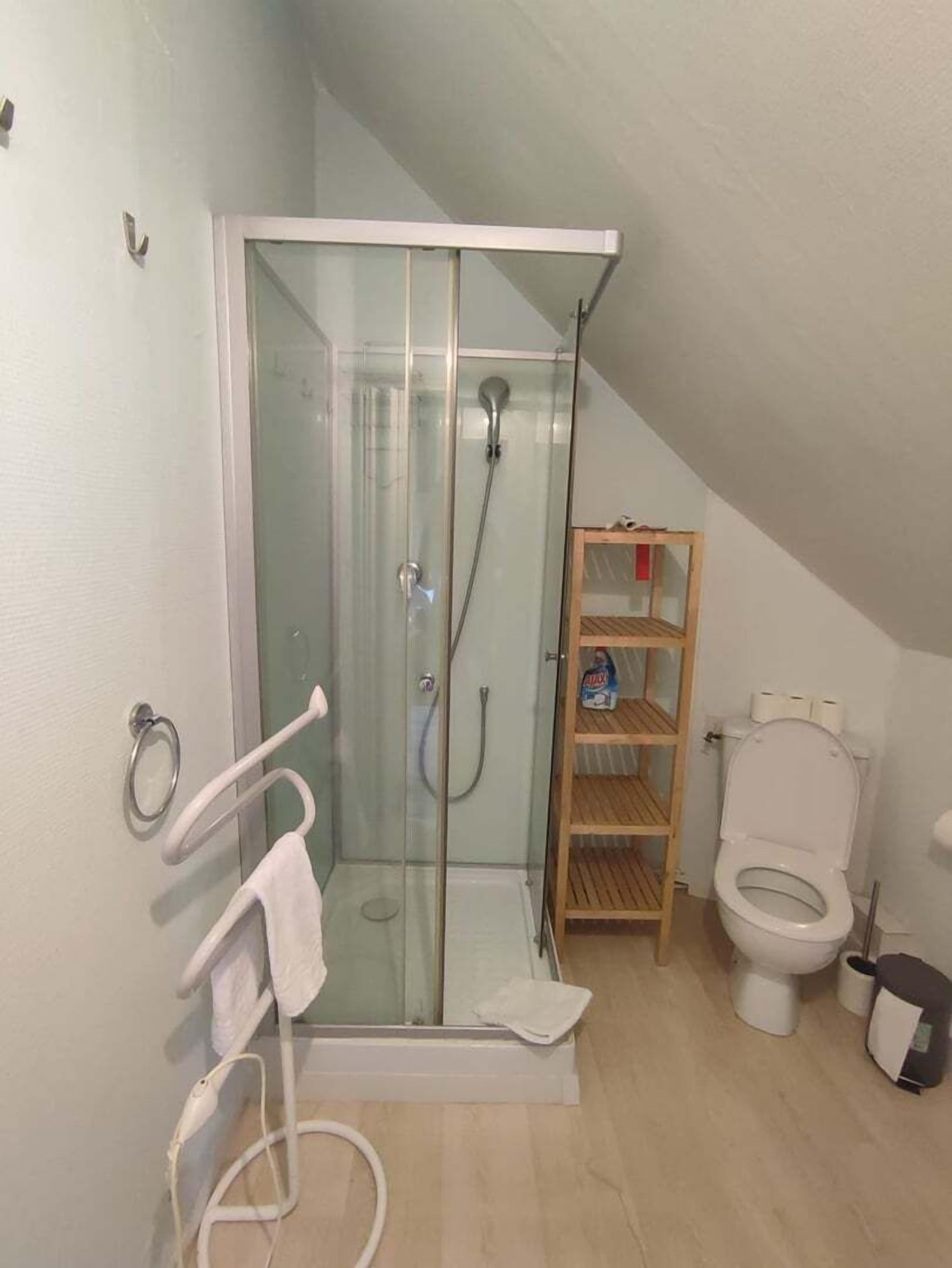 Ducha, secador de pelo y toallas