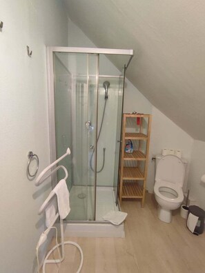 Douche, sĂšche-cheveux, serviettes fournies