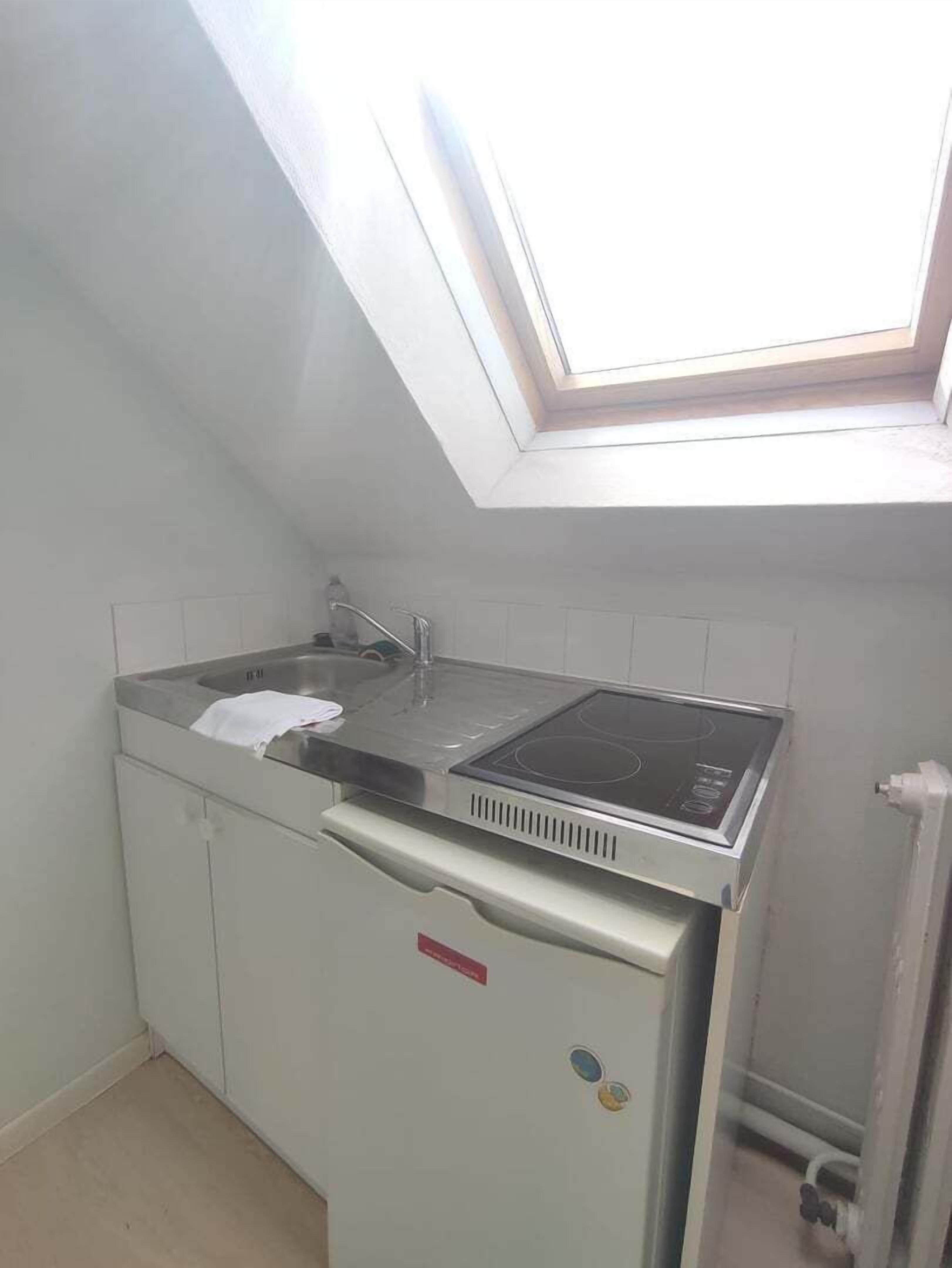 Frigorífico, microondas, placa de cocina y cafetera o tetera