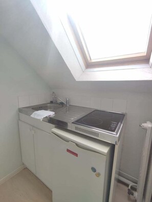 Réfrigérateur, micro-ondes, plaque de cuisson, cafetiÚre/bouilloire