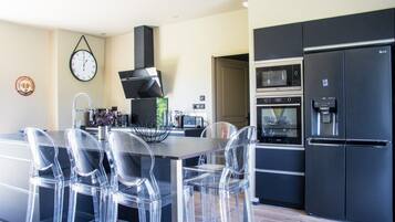 Réfrigérateur, micro-ondes, four, lave-vaisselle