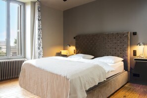 5 bedrooms, desk, iron/ironing board, Internet