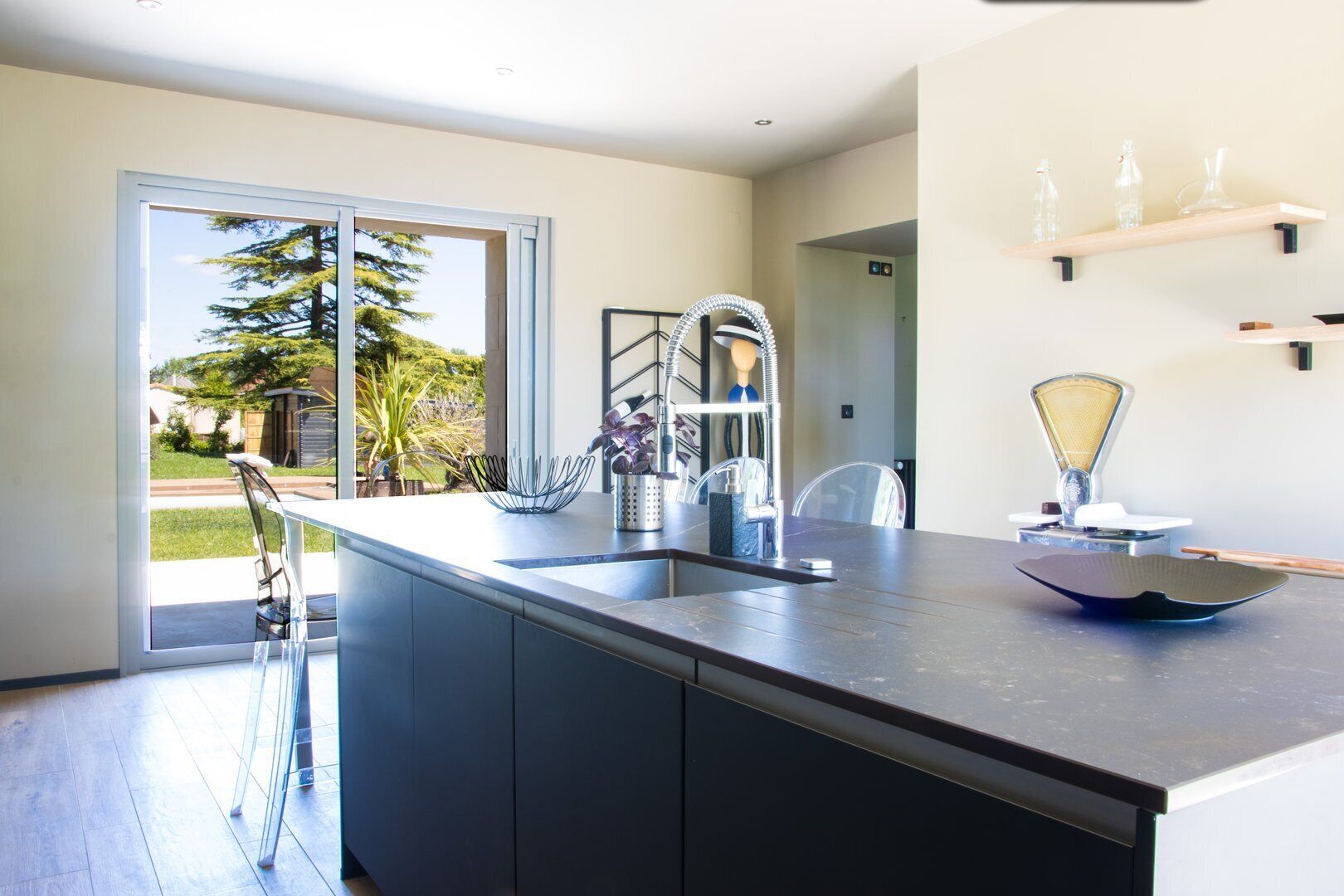 Een koelkast, een microgolfoven, een oven, een vaatwasser