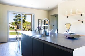 Réfrigérateur, four à micro-ondes, un four, lave-vaisselle