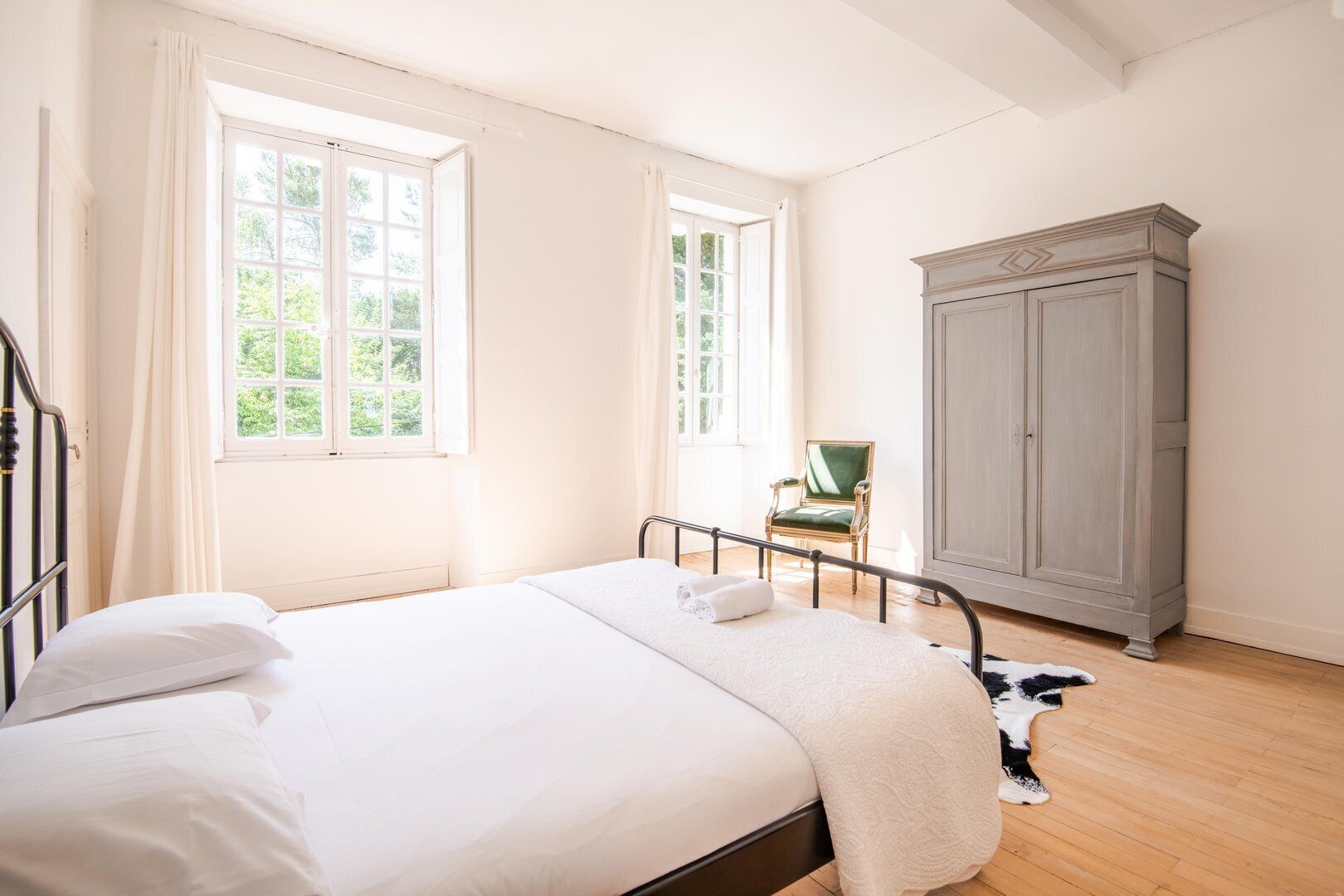 4 chambres, bureau, draps fournis