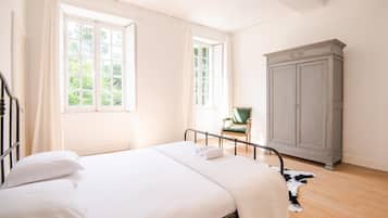 4 chambres, bureau, draps fournis