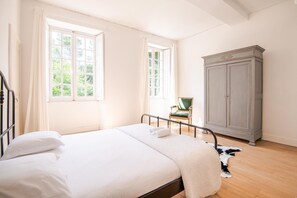 4 chambres, bureau, draps fournis