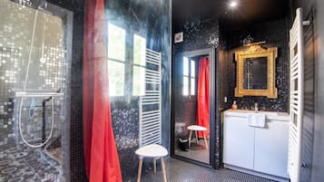 Douche, sèche-cheveux, serviettes fournies