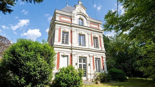 A two-story building with a symmetrical facade, large windows, and a central entrance. - The royal escape (Saint-Benoît-la-Forêt)