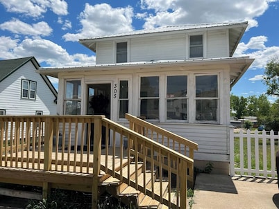 This house is a 4 bedroom(s), 3 bathrooms, located in Fort Pierre, SD.