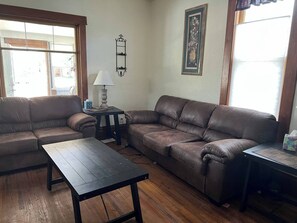 TV, offices - This house is a 4 bedroom(s), 3 bathrooms, located in Fort Pierre, SD. (Fort Pierre)