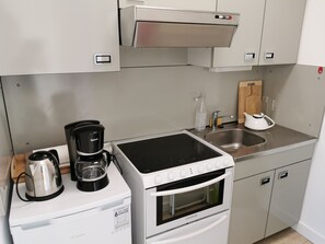 Fridge, oven, stovetop, coffee/tea maker