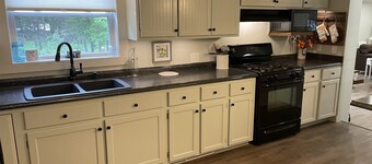 The Silliman House - New renovation, Farmhouse Chic, close to baseball parks