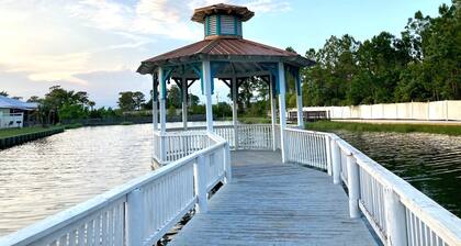 Poolside Escape Near Beaches, Golf, Wharf & Sportsplex! Extended Stays Save 30%!