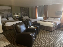 Escritorio, wifi gratis y ropa de cama 