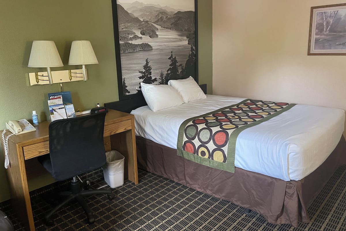 Escritorio, wifi gratis y ropa de cama