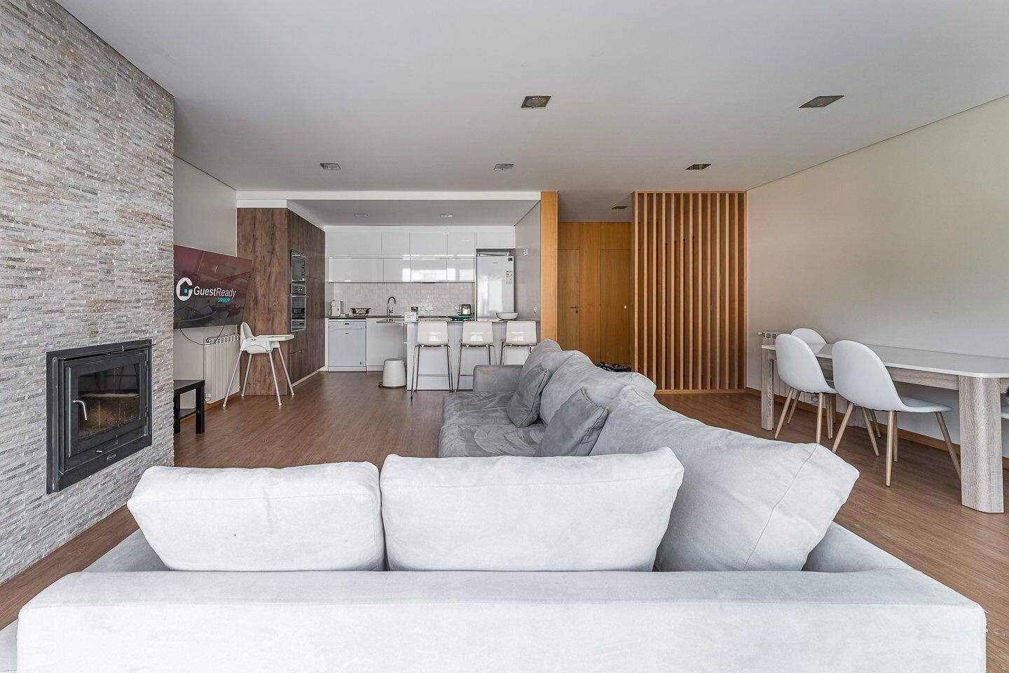 Televisión de pantalla plana y chimenea 