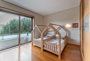 1 chambre, bureau, fer et planche à repasser, accès Internet