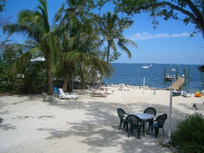 Outdoor dining - Tropical Retreat Villa on Lush Acre (key largo)