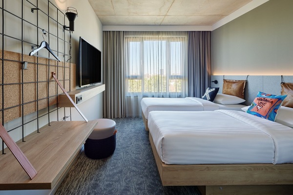 Standardrum - 2 enkelsängar | Allergitestade sängkläder, skrivbord och arbetsyta för laptop