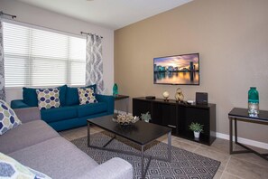 Living area - 5146 Amazing Townhome 4bd/3.5bth Near Disney Parks (Kissimmee)