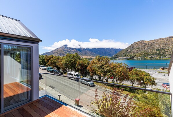 Property grounds - Home with great views, perfect for families or groups. (Queenstown)