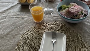 Kattaus, jossa on erilaisia ruokia, juomia ja ruokailuvälineitä.