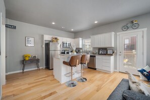 Refrigerador, microondas, horno y parrilla de estufa 