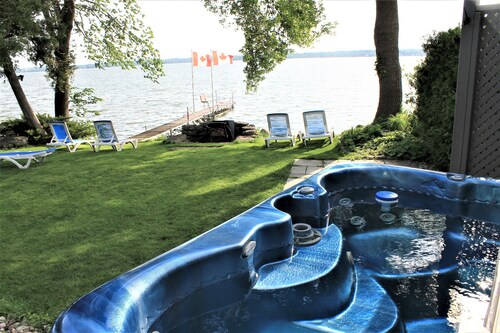 Scugog Lake House with hot tub and Sauna