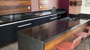 Kaffetrakter/tekoker, kjøleskap, mikrobølgeovn og ovn
