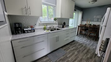 Réfrigérateur, four, plaque de cuisson, cafetière/bouilloire