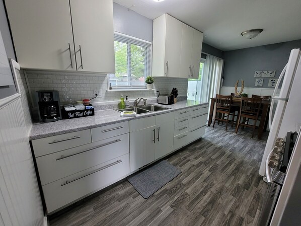 Fridge, oven, stovetop, coffee/tea maker