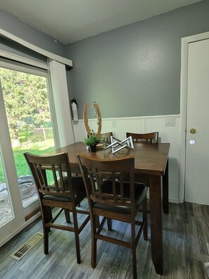 Dining - Comfortable 4 Bedroom / 1.5 Bathroom Home (Ypsilanti)
