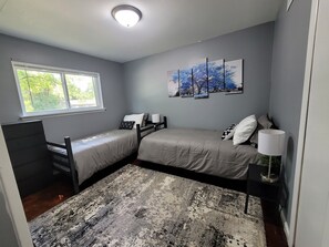4 bedrooms, free WiFi - Comfortable 4 Bedroom / 1.5 Bathroom Home (Ypsilanti)