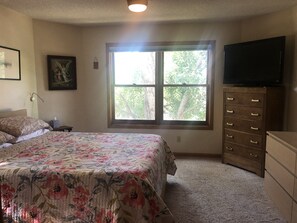2 bedrooms, desk, free WiFi, bed sheets