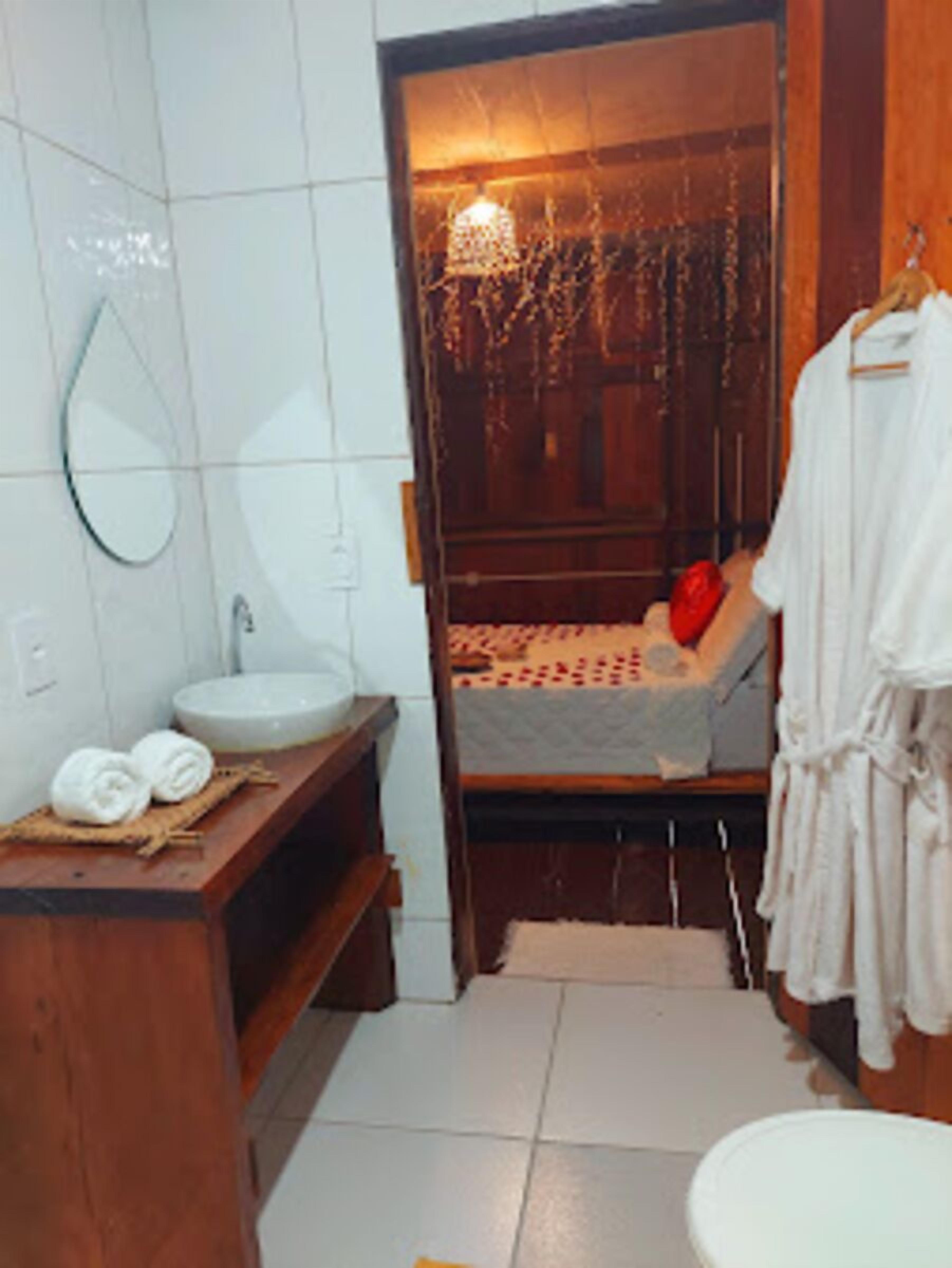 chalé tucano | bathroom | dressing gowns, towels, soap, toilet paper