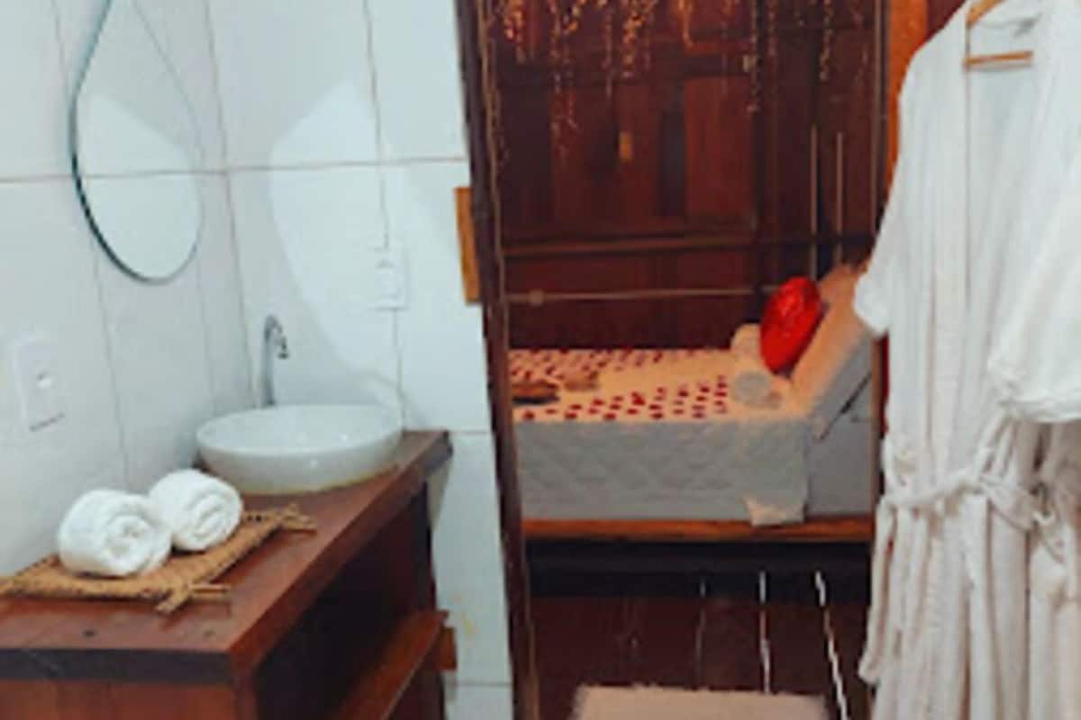 chalé tucano | bathroom | dressing gowns, towels, soap, toilet paper