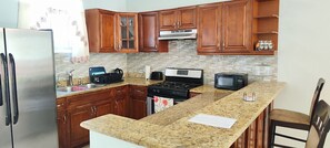 ثلاجة، ميكروويف، فرن، موقد طهي مسطح