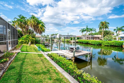 Waterfront pool house in Apollo Beach! Pool is heated. 