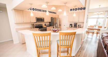 Waterfront pool house in Apollo Beach! Pool is heated.