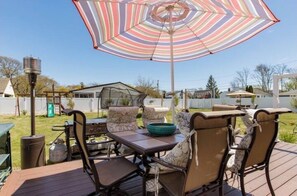 Outdoor dining - Steps from the beach (Shirley)