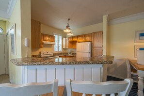 Fridge, microwave, oven, stovetop - 3013 Beautiful Condo 2bd/2bth Close to Disney (Kissimmee)