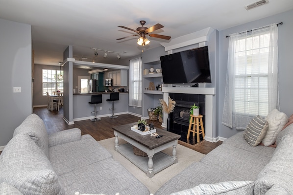 Smart TV, fireplace