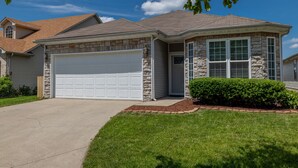A two-story house with a stone facade, a garage, and a well-maintained lawn. - ⭐️⭐️⭐️⭐️⭐️ Home next to KHP/Downtown (Lexington)