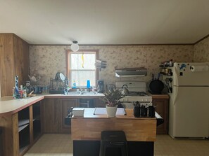Refrigerador, microondas, horno y parrilla de estufa